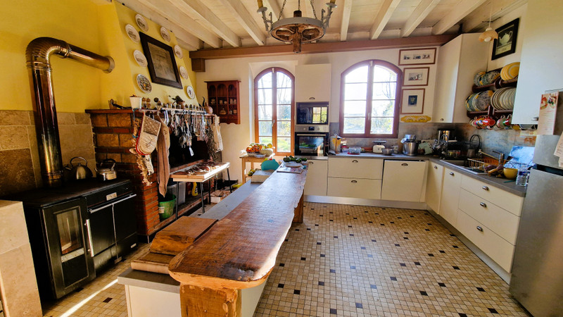 French property for sale in Montpon-Ménestérol, Dordogne - €431,500 - photo 2