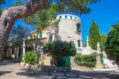 Substantial villa with caretakers's cottage and swimming pool. Magnificent views over Provençal countryside.