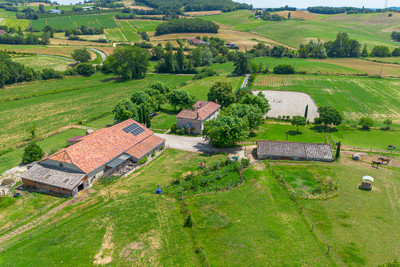 Fully-renovated 19.5-hectare equestrian property set in beautiful countryside near Saint-Sylvestre-sur-Lot.