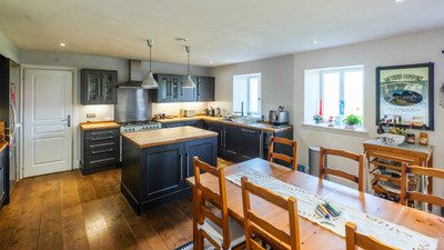 French property for sale in Villeneuve-la-Comtesse, Charente-Maritime - €328,600 - photo 3