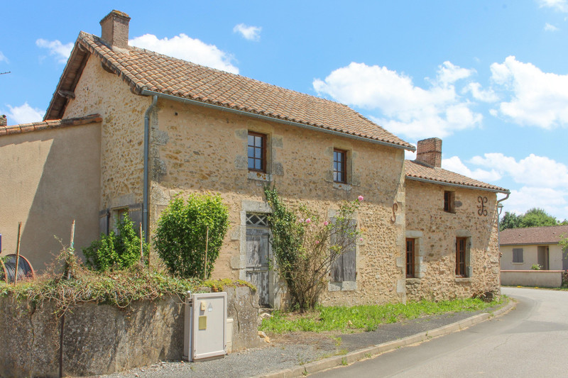 Maison à vendre à Oroux, Deux-Sèvres - 56 000 € - photo 1