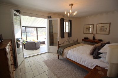 Maison de 4 chambres superbement présentée avec un lac enchanteur et une piscine à 6 km de Bressuire.