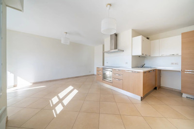French property for sale in Nice, Alpes-Maritimes - €620,000 - photo 2