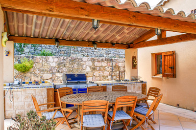 Beautiful 5 bedroom villa with views and pool situated within walking distance of Seillans