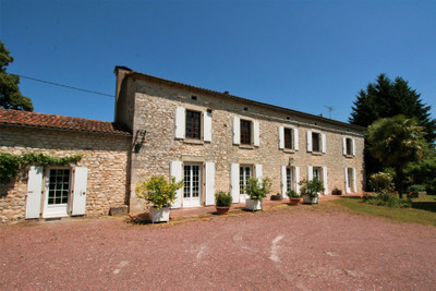 Maison à vendre à La Rochefoucauld, Charente, Poitou-Charentes, avec Leggett Immobilier
