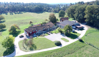 Equestrian property set in 20 hectares with 12 loose boxes, barn and lake near Brantôme