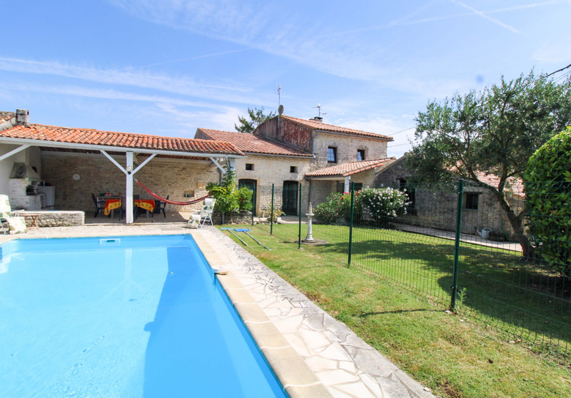 Maison à vendre à Essouvert, Charente-Maritime - 235.400 € - photo 1