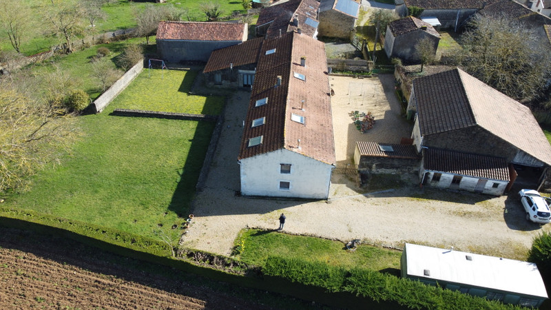 Maison à vendre à Fontaine-Chalendray, Charente-Maritime - 289 500 € - photo 1