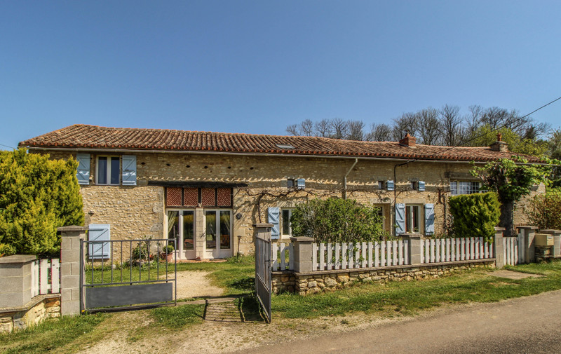 Maison à Champagne-Mouton, Charente - photo 1