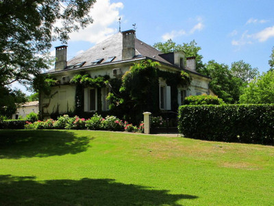 Magnificent 5 bedroom Maison de Maître with 2 apartments and 2 hectares of land on the edge of the river Isle