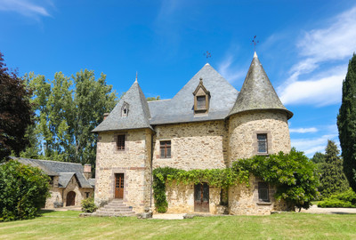 Medieval Château near Pompadour, beautifully renovated, with gîte.  A total of 14beds-9baths, lake, on 2,8 ha 