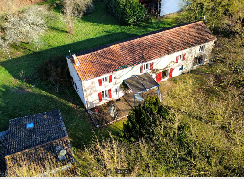 French property for sale in Saint-Fraigne, Charente - €285,140 - photo 0