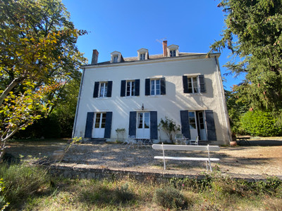 Maison de Maître from 1860, outbuilding and swimming pool in grounds of 3 hectares, 5 mn to Périgueux.