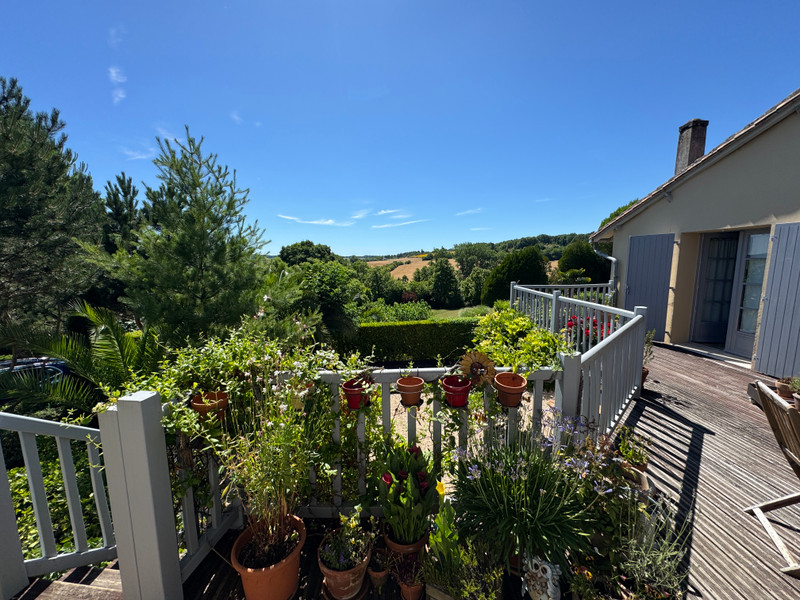 Maison à vendre à Aubeterre-sur-Dronne, Charente - 299.600 € - photo 1