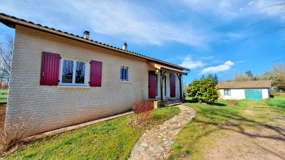 Chalet à vendre à Maisonnais-sur-Tardoire, Haute-Vienne, Limousin, avec Leggett Immobilier