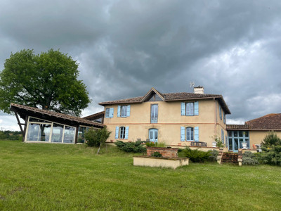 1H from Toulouse, renovated mansion house with indoor pool on 2 HA of land with open views on the Pyrenees