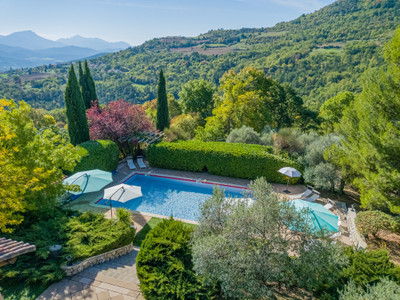 Large estate in the Provençal countryside. 2 houses, exceptional view, 3200 olive trees & truffle plantations.