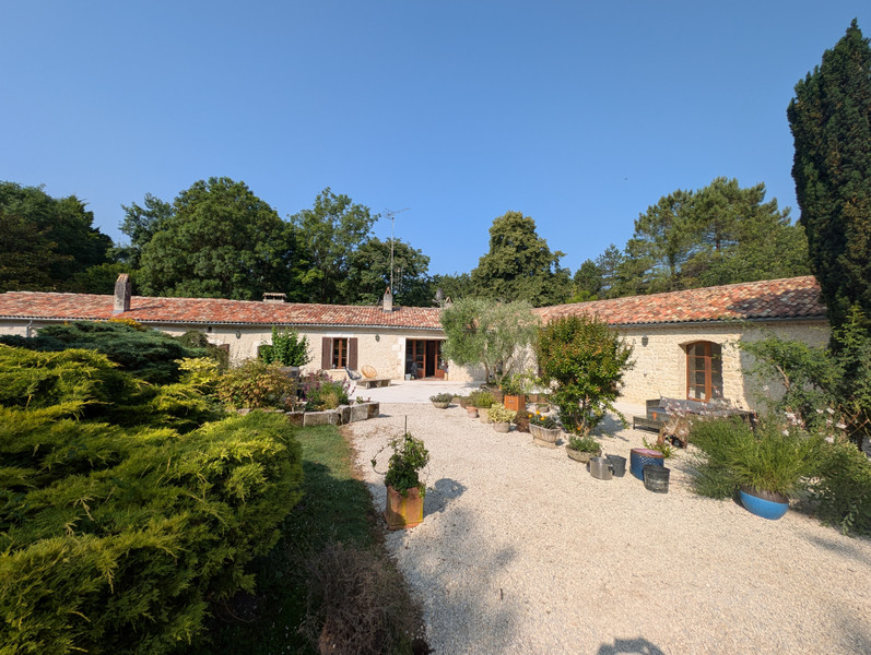 Maison à vendre à Montmérac, Charente - 579.000 € - photo 1