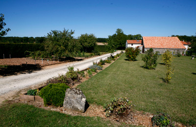 French property for sale in Fontaine-Chalendray, Charente-Maritime - €267,500 - photo 1
