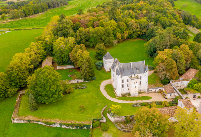 Propriété à vendre à Vouzan, Charente - 2 750 000 €