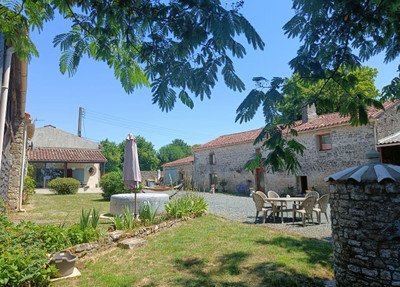 Maison à vendre à Saint-Hilaire-des-Loges, Vendée, Pays de la Loire, avec Leggett Immobilier