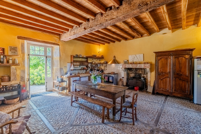 French property for sale in Vouthon, Charente - €850,000 - photo 3
