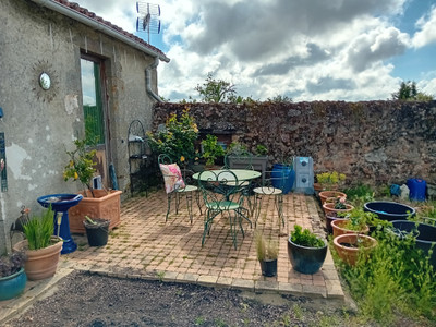 French property for sale in Sainte-Gemme, Deux-Sèvres - €302,659 - photo 2