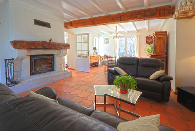 LUBERON - Magnificent property with heated pool and a landscaped garden  in a peaceful setting.