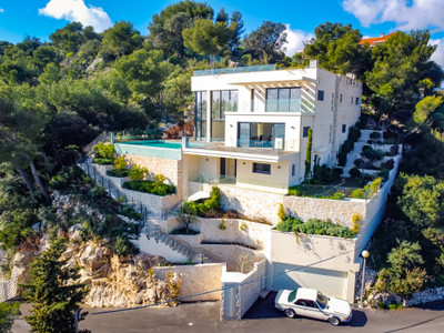 A simply stunning, 261m2 contemporary villa commanding unrivalled views over the bay of Villefranche-sur-Mer