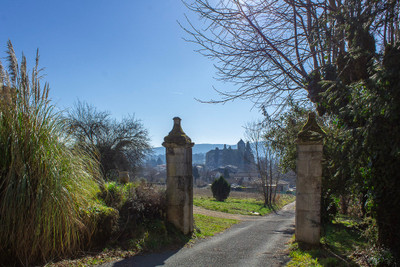 Elegant Château & Gatekeeper’s Cottage in Puy-l’Évêque – A Historic Gem in the Lot Valley