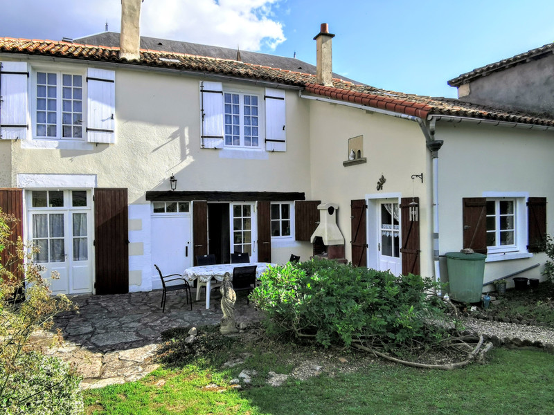 Maison à vendre à Sauzé-Vaussais, Deux-Sèvres - 150 220 € - photo 1 Maison à vendre à Sauzé-Vaussais, Deux-Sèvres - 150 220 € - photo 1