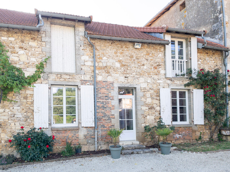 French property for sale in Chasseneuil-sur-Bonnieure, Charente - €327,000 - photo 0