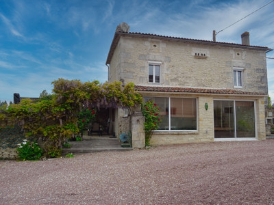 Maison à vendre à Gond-Pontouvre, Charente, Poitou-Charentes, avec Leggett Immobilier