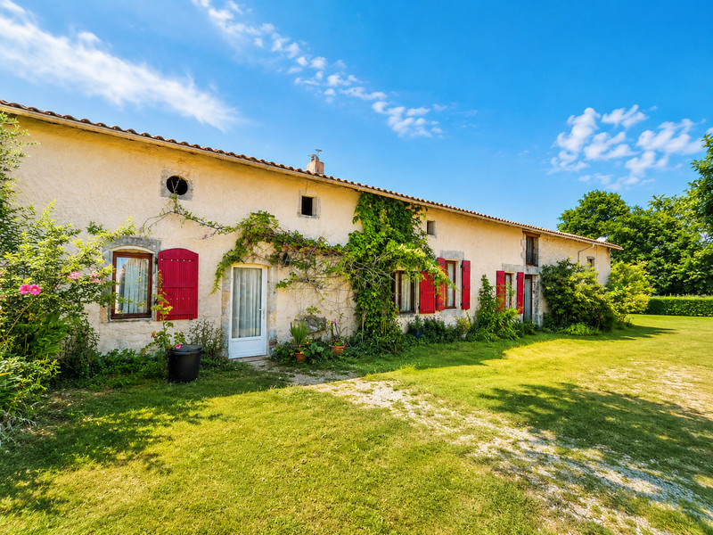 French property for sale in Pommiers-Moulons, Charente-Maritime - €367,500 - photo 0