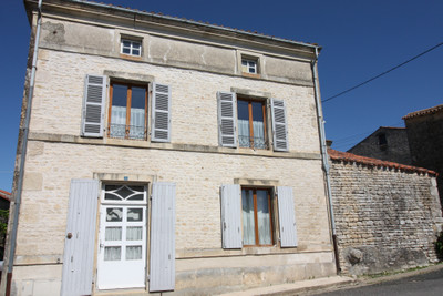 Maison à vendre à Saint-Mandé-sur-Brédoire, Charente-Maritime, Poitou-Charentes, avec Leggett Immobilier