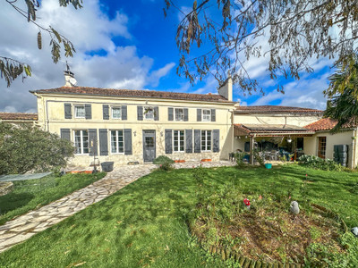 Commerce à vendre à Louzignac, Charente-Maritime, Poitou-Charentes, avec Leggett Immobilier