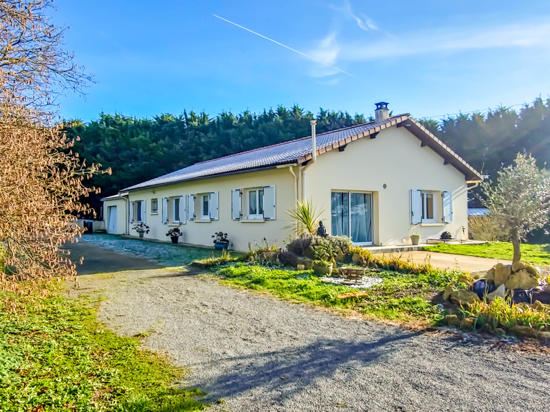 Maison à vendre à Saint-Sulpice-en-Pareds, Vendée - 240.000 € - photo 1
