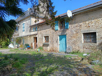 Maison à vendre à Pleuville, Charente - 251.450 € - photo 1