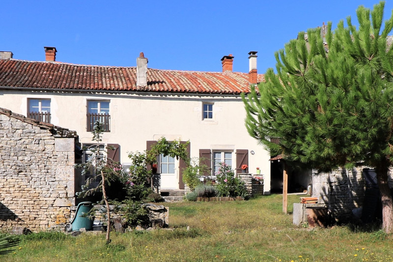 Maison à vendre à Limalonges, Deux-Sèvres - 124 000 € - photo 1 Maison à vendre à Limalonges, Deux-Sèvres - 124 000 € - photo 1