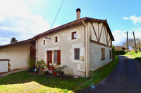 Maison à vendre à Écuras, Charente - 250.000 € - photo 1