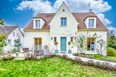 Stunning, beautifully renovated, large family 4 bedroom home,  and garden. Quiet village. Close to Paris.