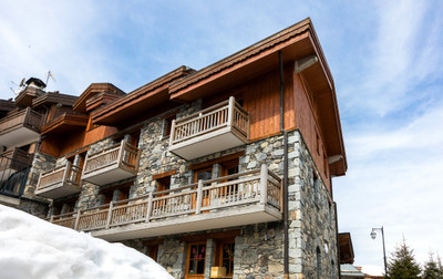 10 bedroom, attractive chalet close to the centre of this Courchevel village, ski pistes, bars & restaurants. 