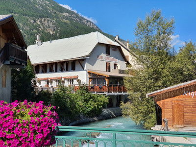 Commerce à vendre à La Salle-les-Alpes, Hautes-Alpes, PACA, avec Leggett Immobilier