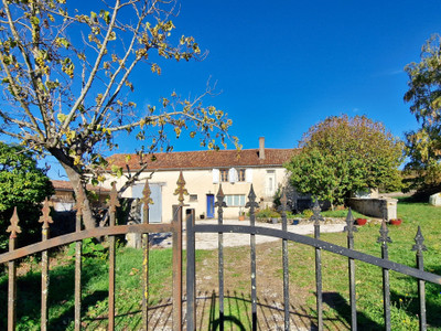 Maison à vendre à Saint-Gourson, Charente, Poitou-Charentes, avec Leggett Immobilier