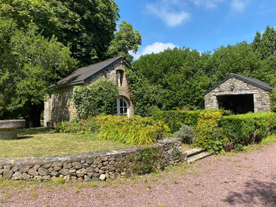 Stunning traditional maison de maitre close to the sea and amenities. 7 bedrooms. Heated indoor pool. 