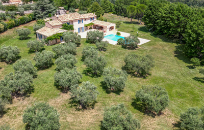 Magnificent and luxurious property with 8 bedrooms, calm, pool, 60 olive trees, near to all amenities.