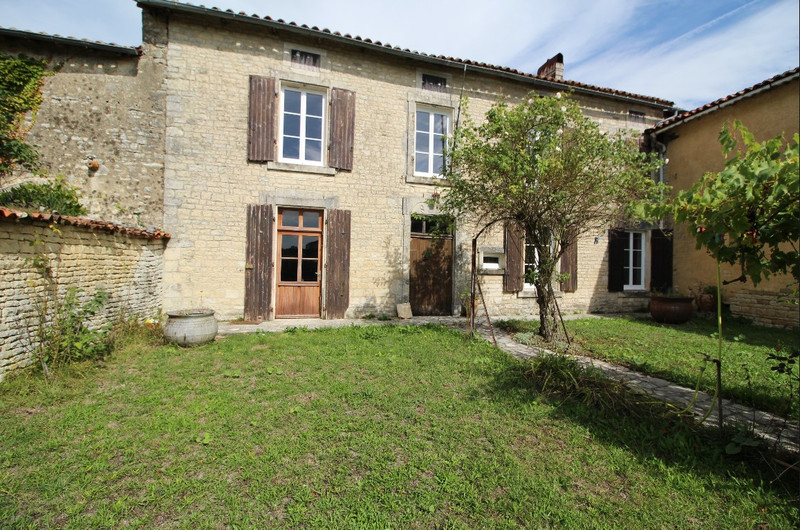 Maison à vendre à Fontaine-Chalendray, Charente-Maritime - 135 000 € - photo 1
