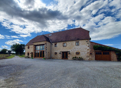 Breathtaking barn conversion, two cottages, covered pool, plot 11956m². Original features, low energy costs. 
