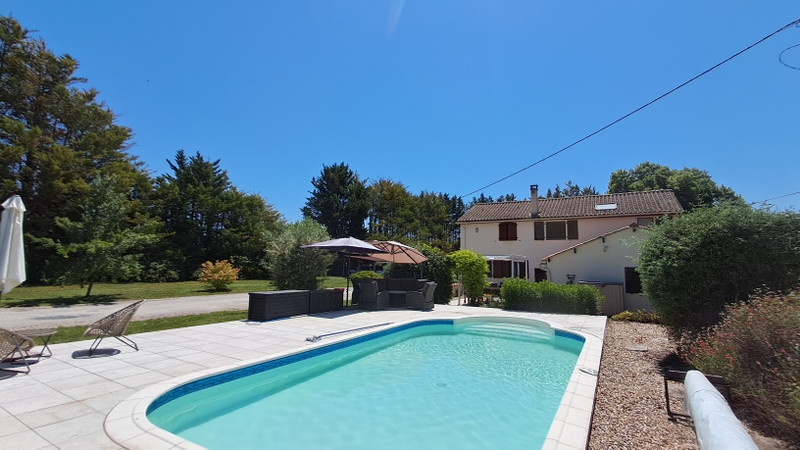 French property for sale in Cherval, Dordogne - €299,999 - photo 2