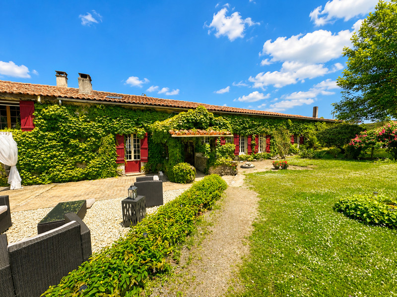 French property for sale in Saint-Vallier, Charente - €349,000 - photo 0